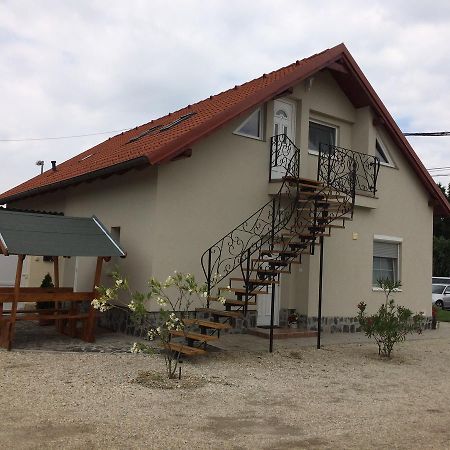 Baro Berg Apartman Apartment Kapuvar Ngoại thất bức ảnh